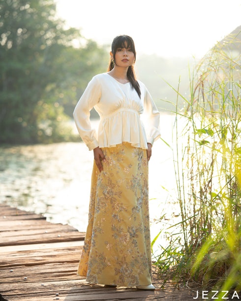 Pastel Glow: Off-White Two-Piece Ensemble 8427/84231