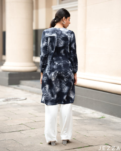 Contemporary Charm: Abstract Zipper Knee Top 78201