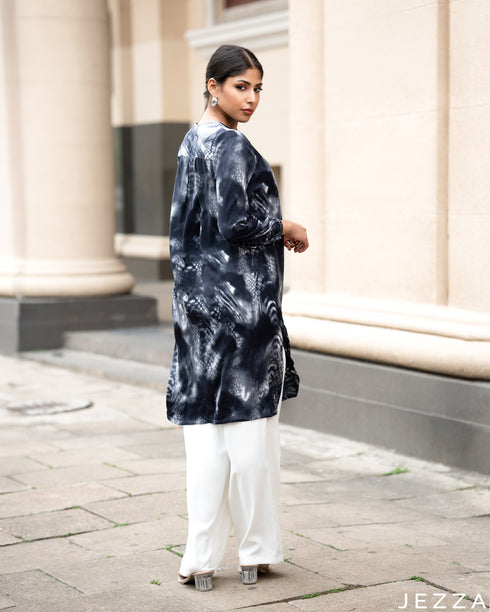 Contemporary Charm: Abstract Zipper Knee Top 78201