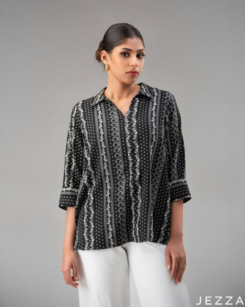 Linear Elegance: Black & White Hip Top 72681