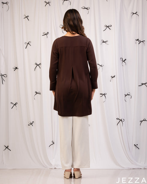 Warm Elegance: Brunette V-Neck Below-Hip Top 76812