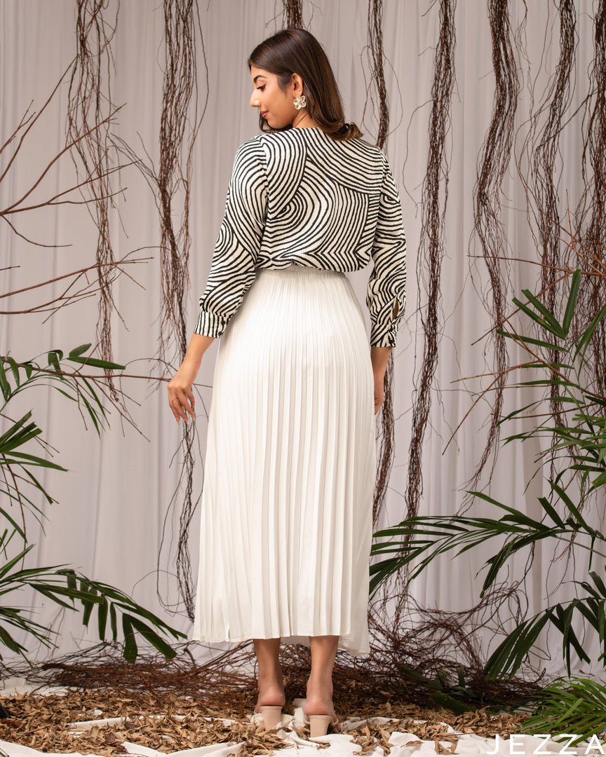 Monochrome Edge: Black & White Abstract Crop Top 76681