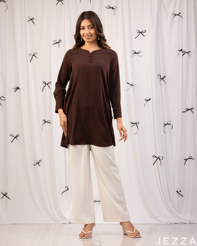 Warm Elegance: Brunette V-Neck Below-Hip Top 76812